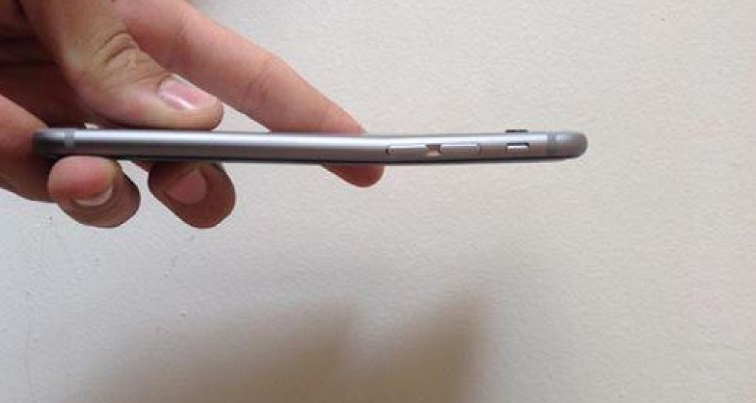 Apple iPhone 6 users complain that their phone is bending