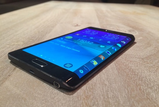 Samsung Galaxy Note Edge comes with a curve