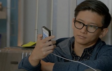 Samsung adresses iPhone users 'wall huggers'