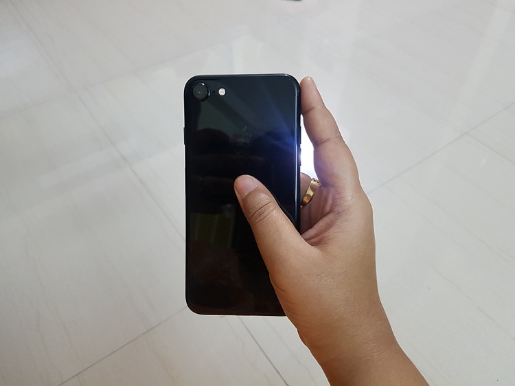 iPhone 7 128 GB Hands-On Review: Jet Black model